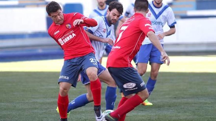 Hèctor Simon prova de desfer-se de l&#039;entrada d&#039;un rival en el partit de diumenge contra l&#039;Europa.