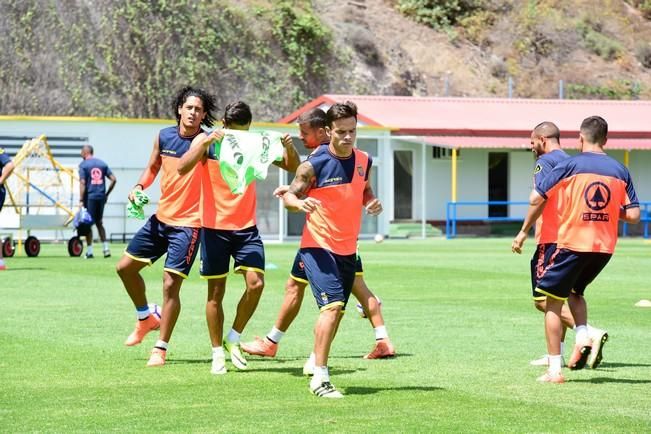 Entrenamiento de la UD Las Palmas en Barranco ...