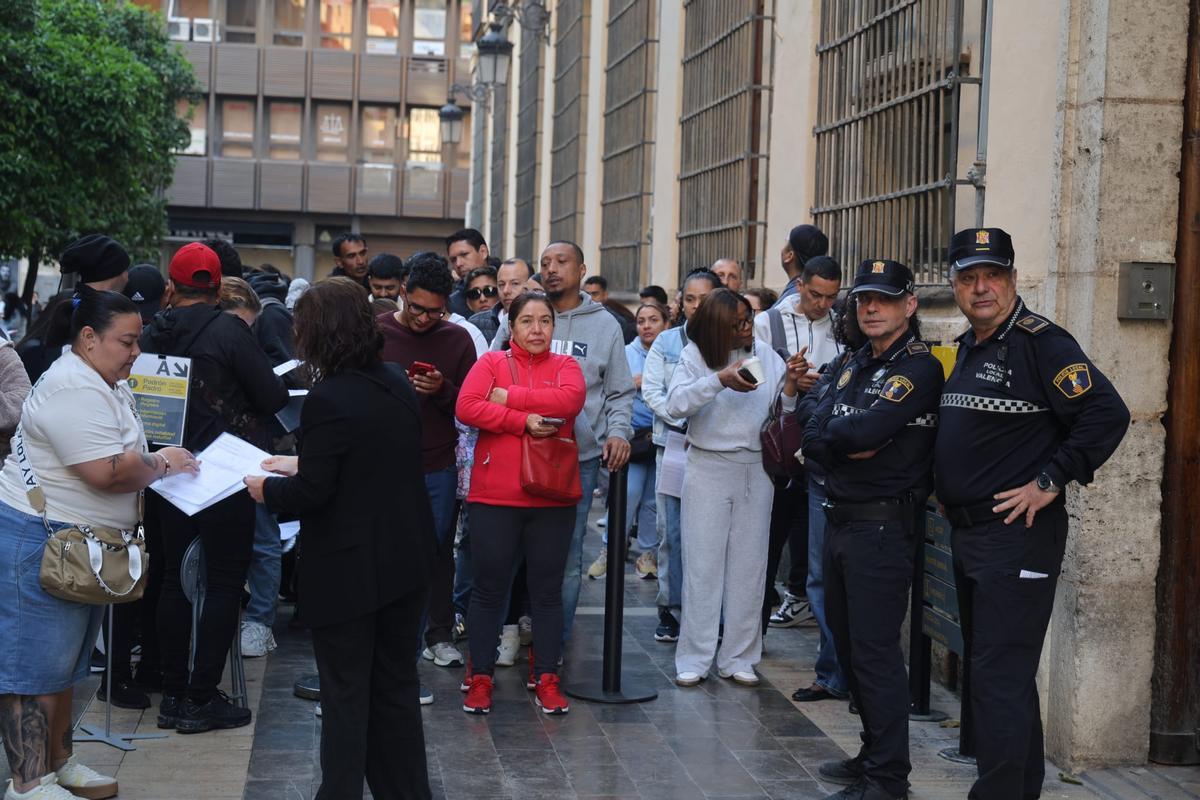 La regularizacion extraordinaria de migrantes colapsa los servicios sociales municipales de València