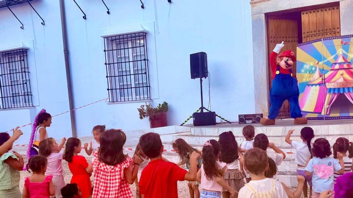 Niños jugando en el Ayuntamiento de Villafranca.