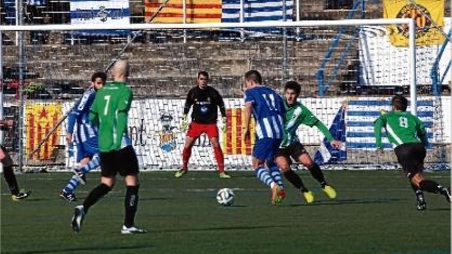 Ritxi Mercader, autor del gol de l&#039;empat del Figueres, es prepara per xutar a porteria.