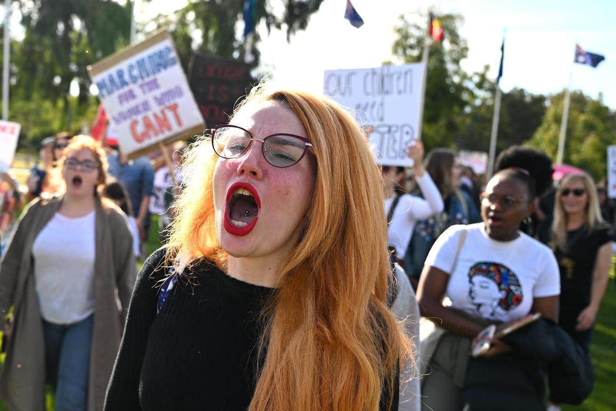 Una mujer protesta en la marcha contra la violencia de género en Canberra