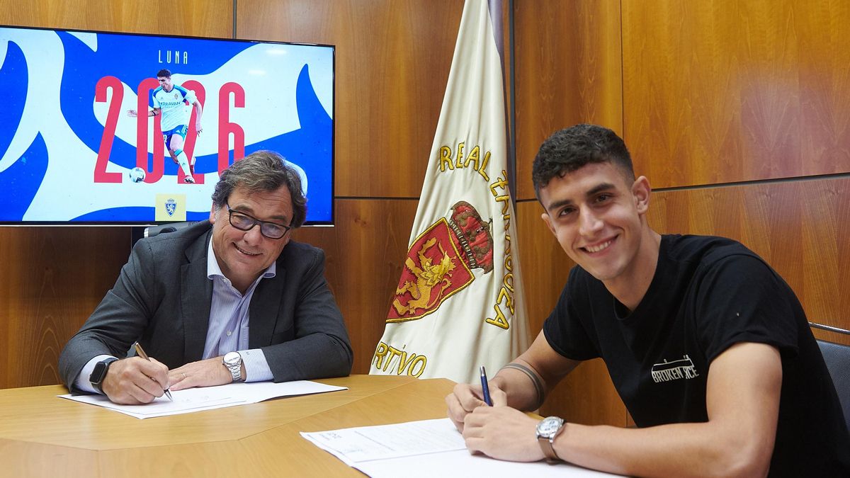 Marcos Luna, junto al director general Raúl Sanllehí en la firma de su renovación.