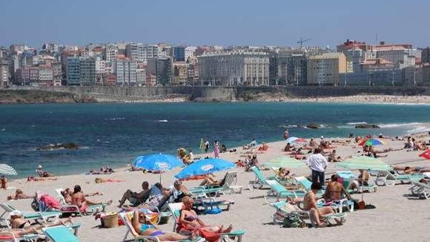 Bañistas ayer en la playa de Riazor.