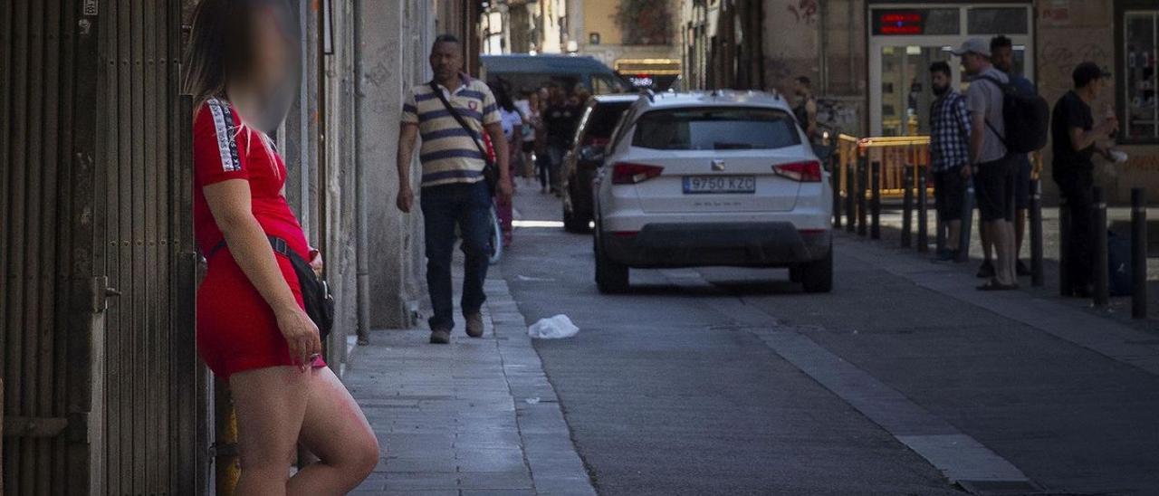 Prostitución en la calle Robadors del Raval.