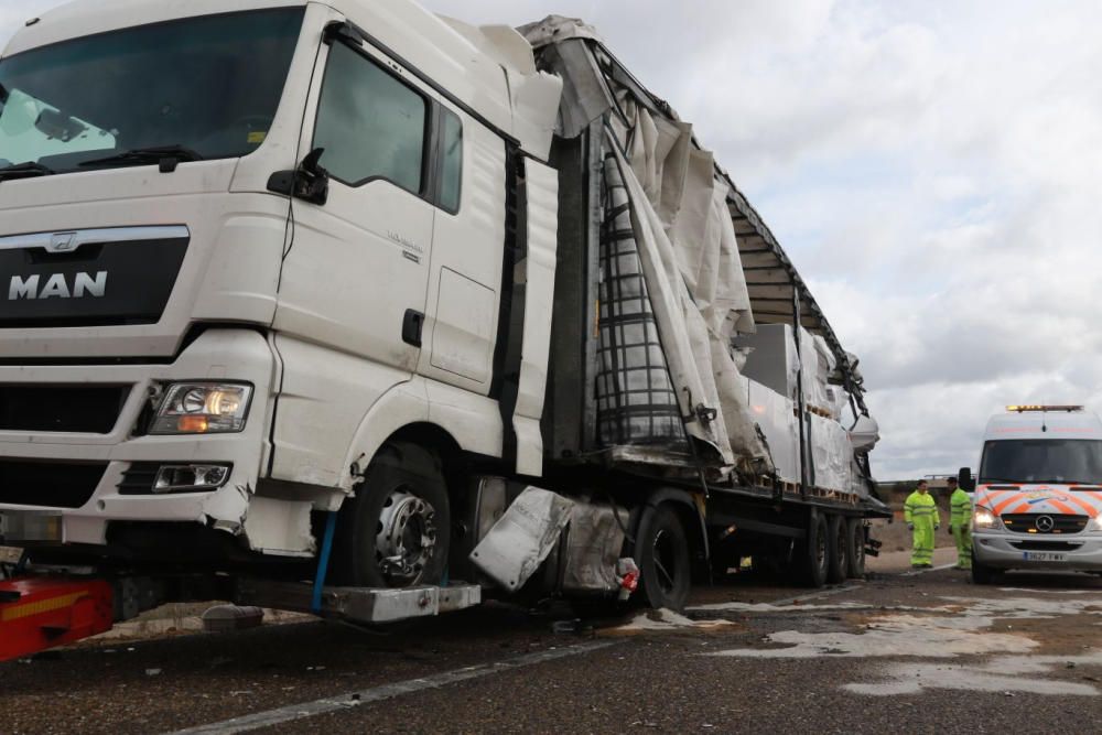 Accidente de dos camiones en la A-66, Zamora