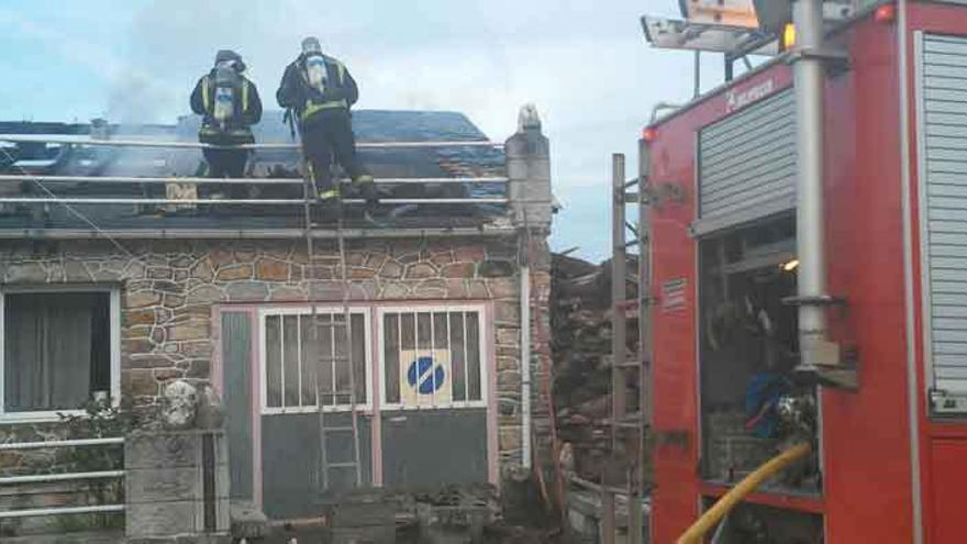 Los bomberos durante las tareas de extinción del fuego.