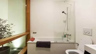 El utensilio que arrasa en ventas para limpiar la mampara de la ducha en cuestión de segundos