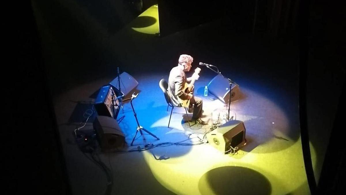 Santiago Auserón en un momento de su actuación en San Fernando.