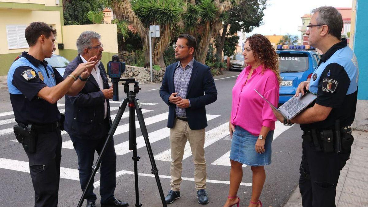 Adolfo González y Carolina Toste (centro) prueban el radar móvil con responsables de la Policía Local.