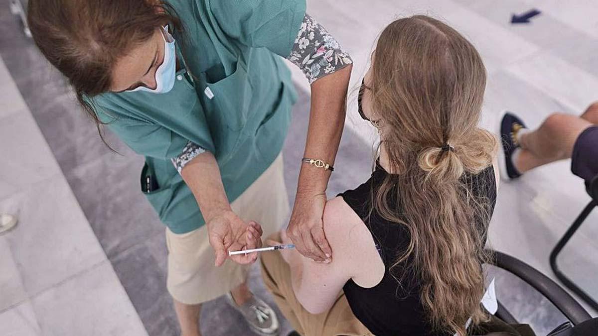 «Jo em vacuno», el lema dels joves a les xarxes per apel·lar a la responsabilitat