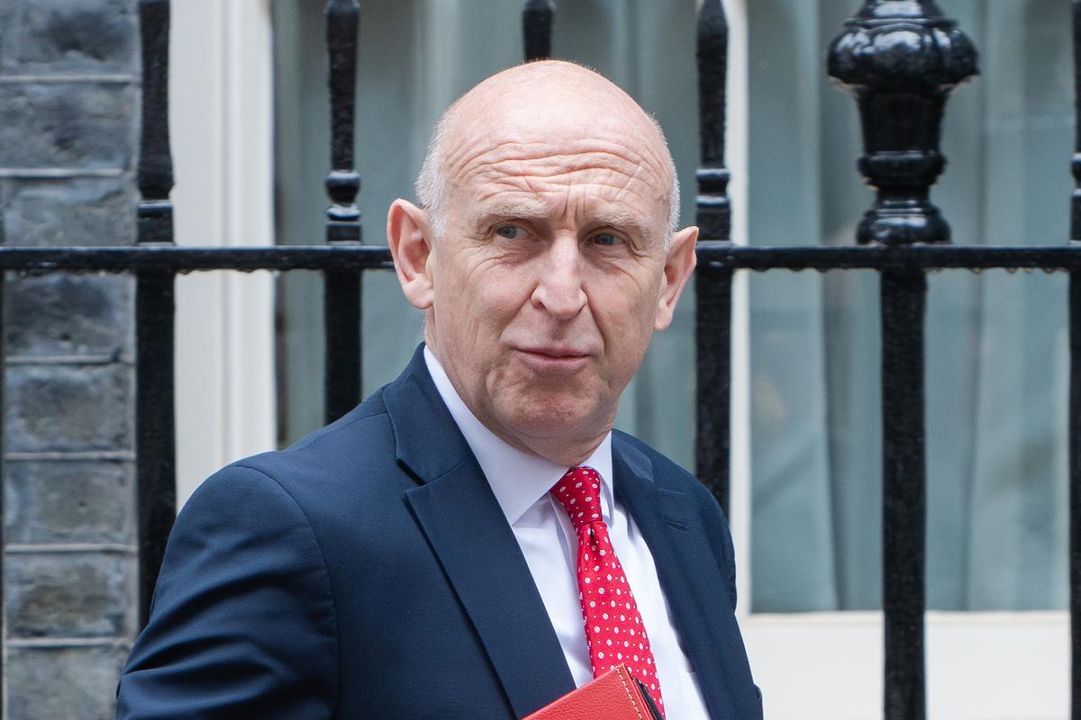 Dimiteix  el ministre  de Defensa britànic per la despesa militar