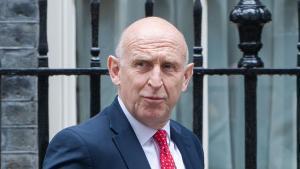Dimiteix  el ministre  de Defensa britànic per la despesa militar