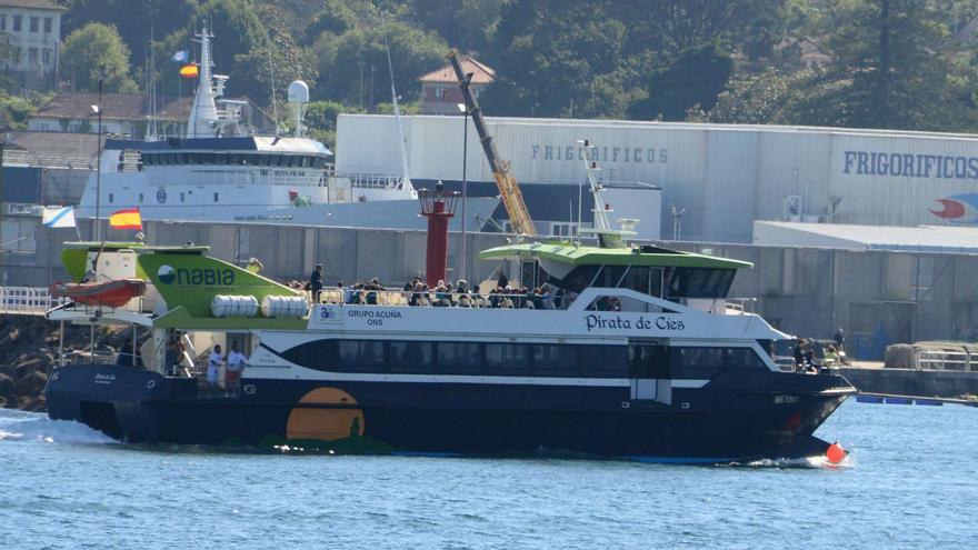 Uno de los barcos con pasajeros de Cíes, llegando ayer a Cangas, en ruta hacia Vigo. | G.N.