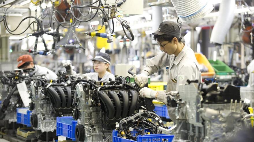 Varios trabajadores de la empresa de automóviles Mazda.