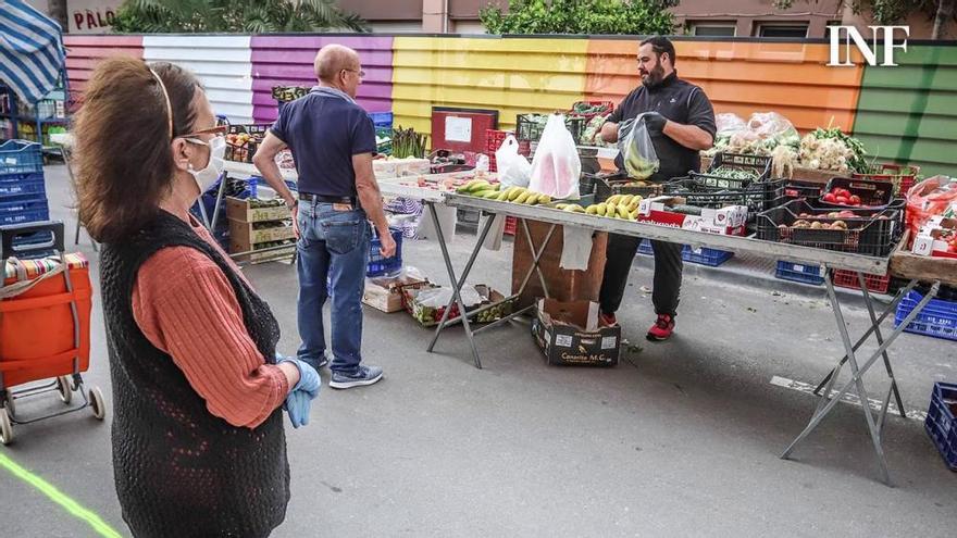 Los mercadillos vuelven a abrir a cuentagotas solo con alimentación y aforo limitado