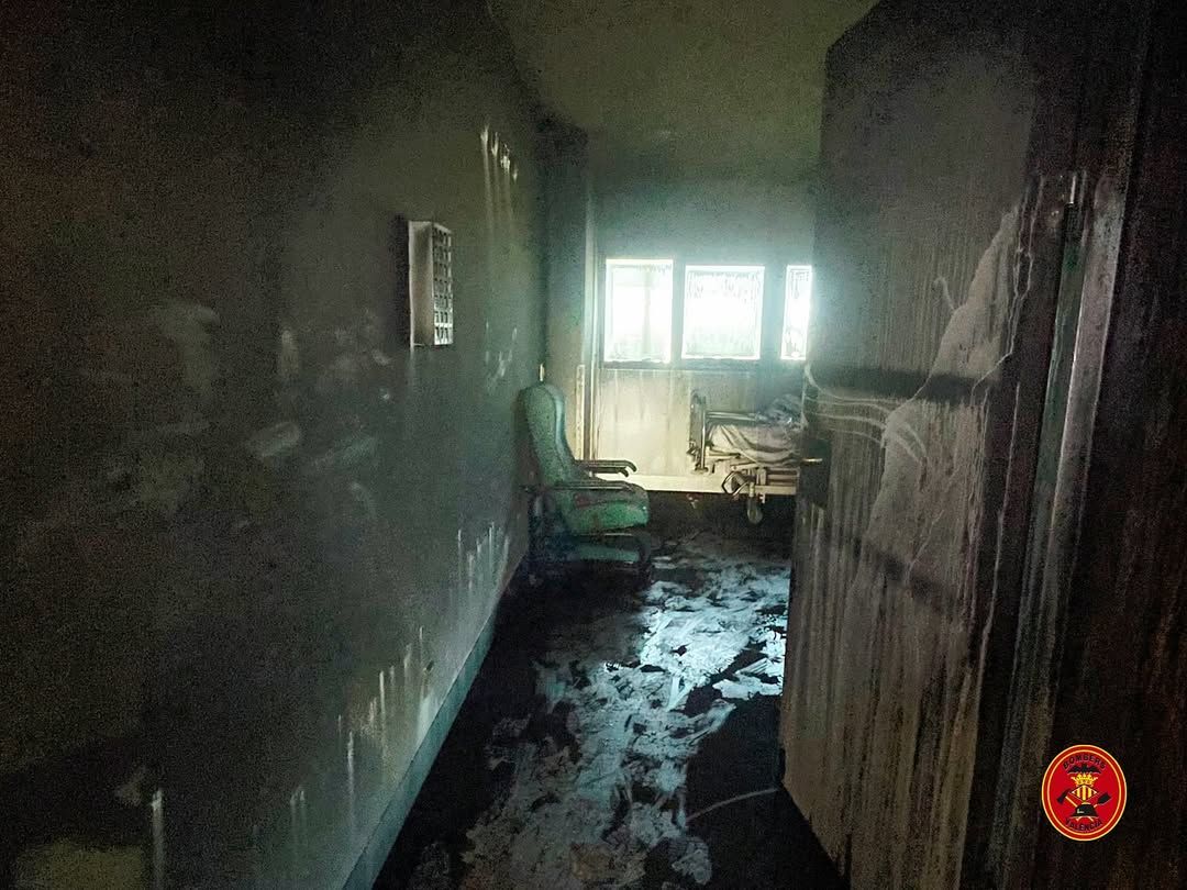 El fuego ha calcinado varias habitaciones del área de Psiquiatría en el Hospital La Fe