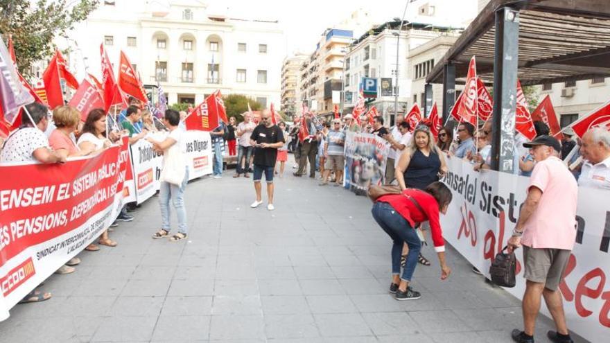 Un momento de la concentración de los sindicatos ante la Subdelegación del Gobierno