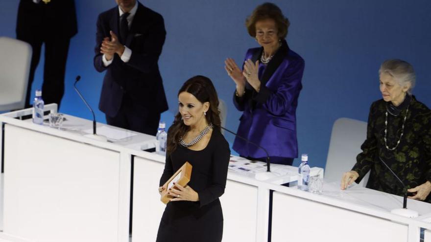 Beatriz Ruibal, ayer, ante la reina Sofía e Irene de Grecia.   | // JUANJO MARTÍN
