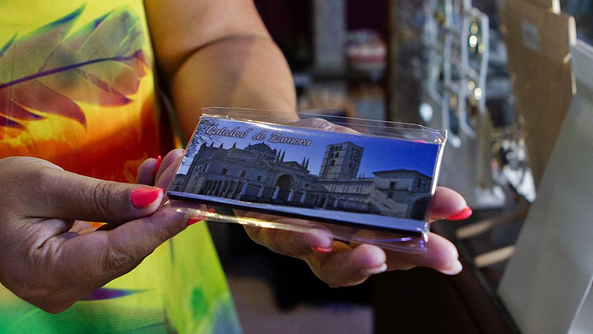 El imán más vendido en El Rincón de Zamora con una imagen de la Catedral. | Ana Burrieza