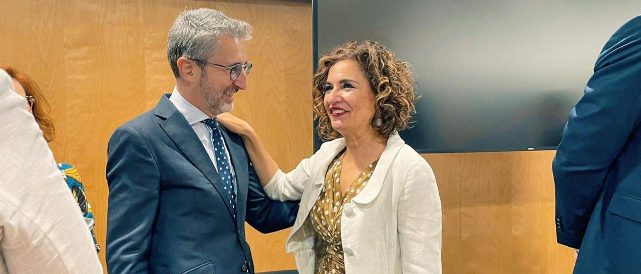 Arcadi España saluda a la ministra de Hacienda, María Jesús Montero, este miércoles en el CPFF.