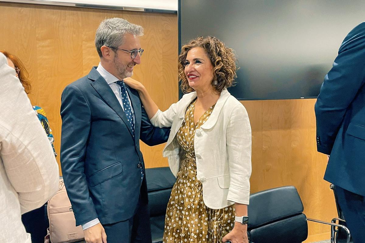 Arcadi España saluda a la ministra de Hacienda, María Jesús Montero, este miércoles en el CPFF.