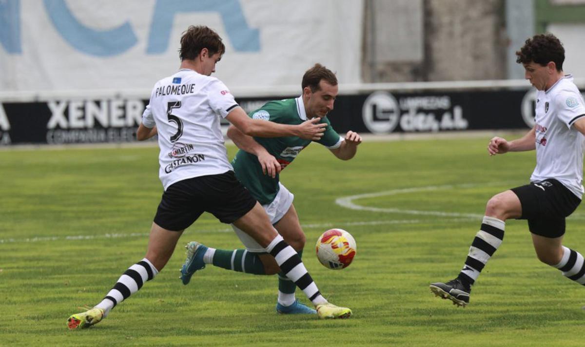 Mateo, del Coruxo, elude a un jugador del Lealtad en el partido de ida. | JOSÉ LORES