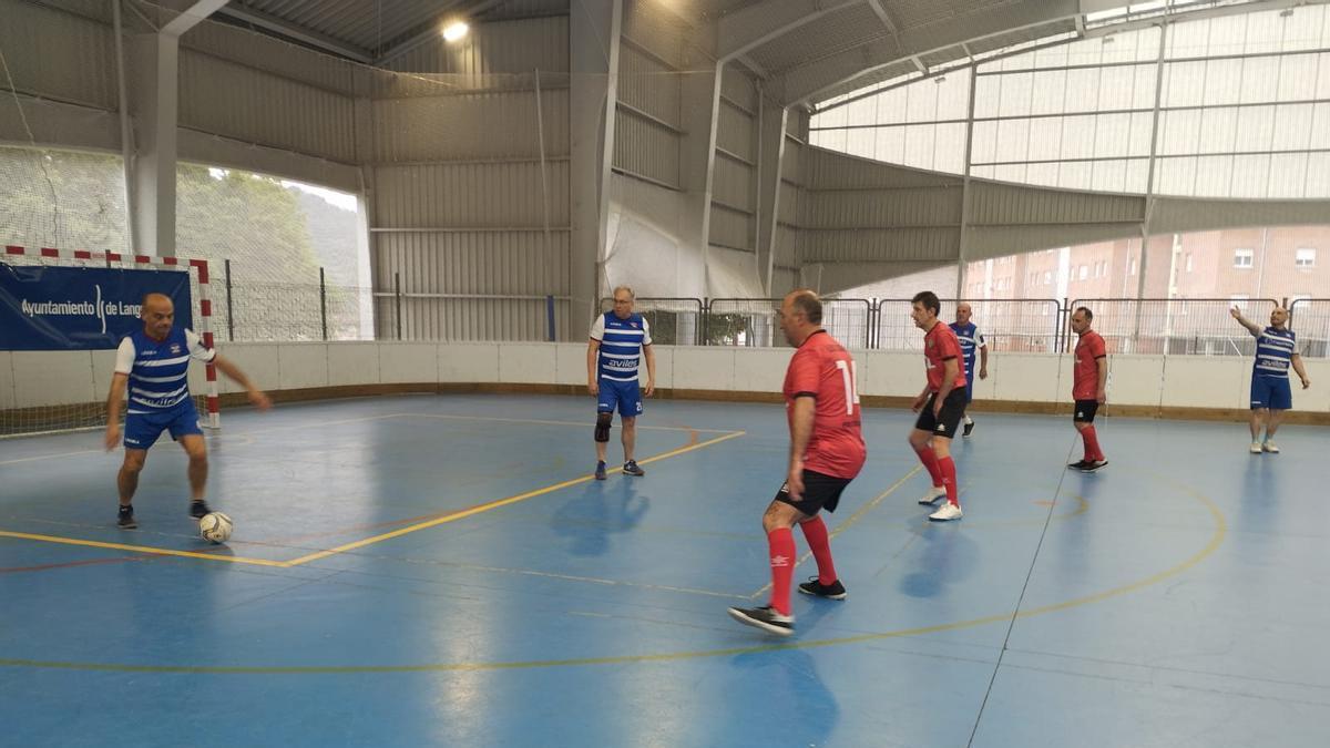 Un maratón de futbol andando en Langreo reíne a 350 deportistas de toda Asturias