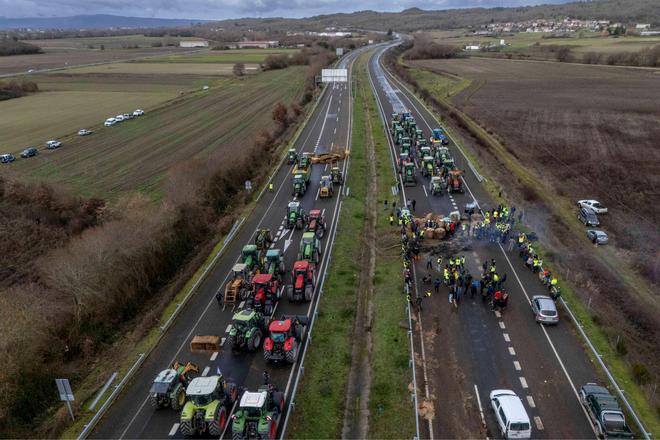Los agricultores protestan en Ourense por el pacto de Mercosur: quemas y cortes de carretera.