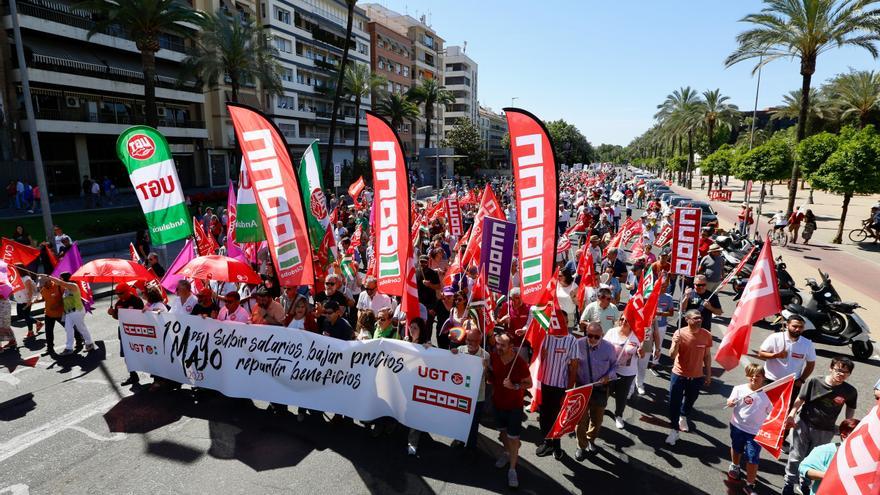 Unas 2.000 personas piden en la calle subidas salariales en Córdoba