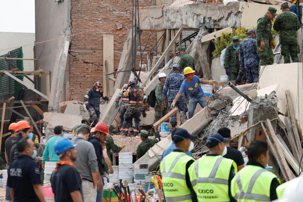 Ciudad de México busca supervivientes entre los escombros