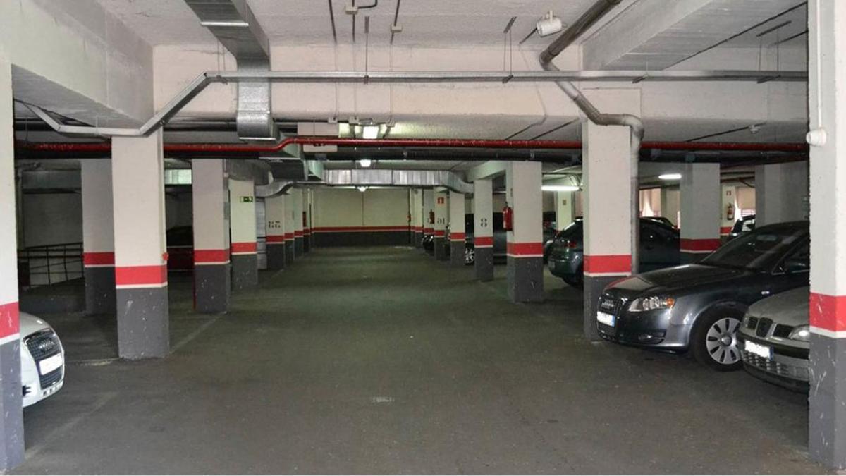 Un garaje con coches