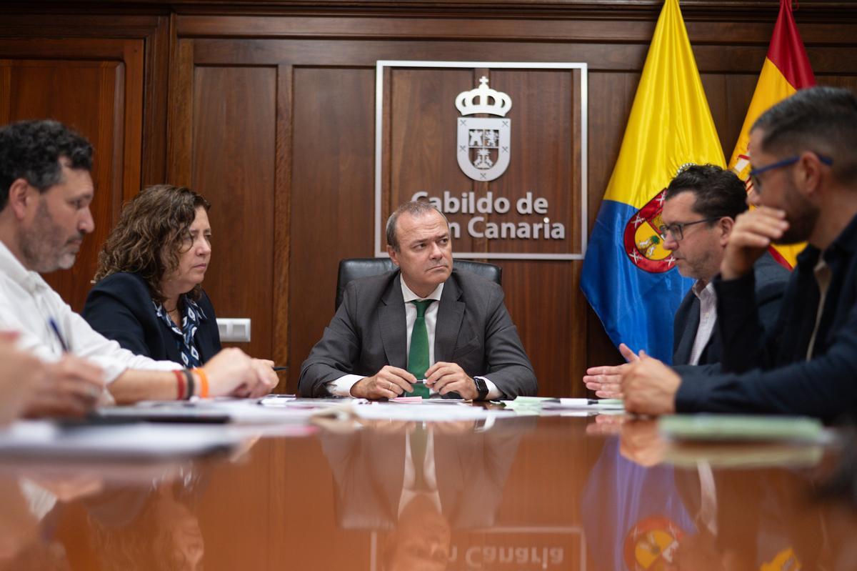 Augusto Hidalgo y Juan Jesús Facundo junto a sus equipos.