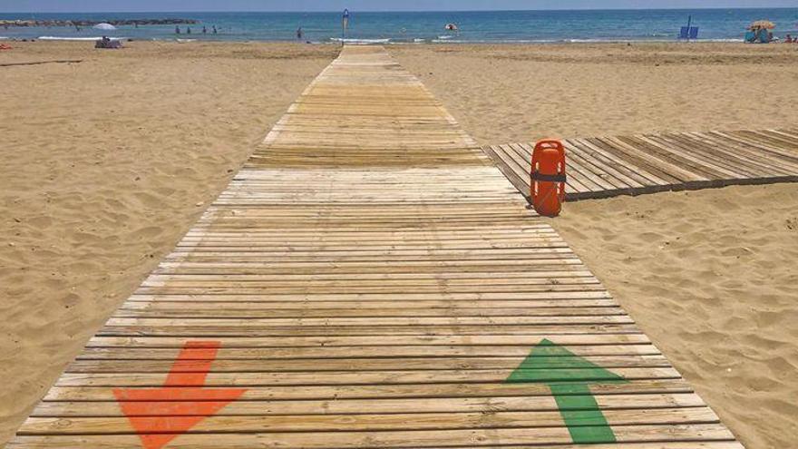 Torreblanca señaliza la entrada y salida a la playa para garantizar la seguridad de los turistas