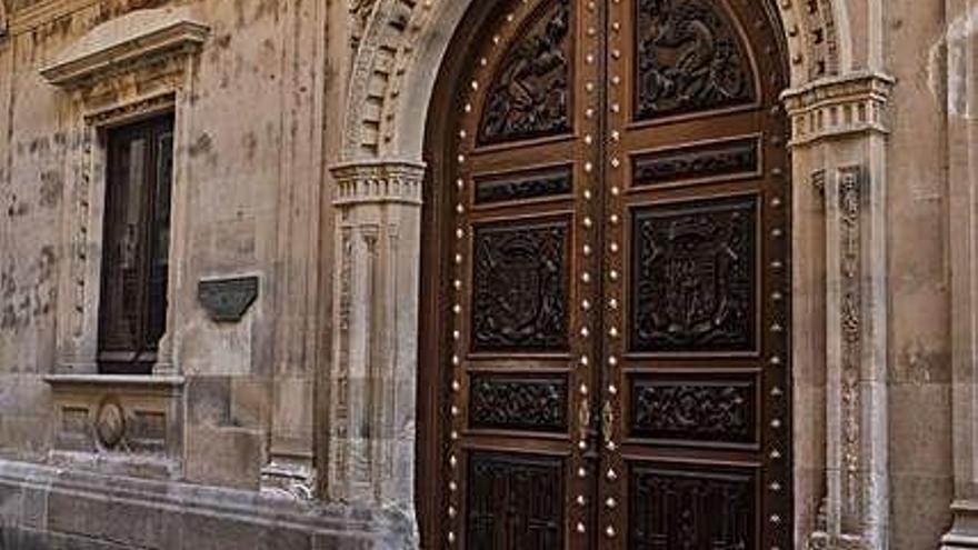 La puerta del antiguo Palacio de la Diputación, tras la restauración.