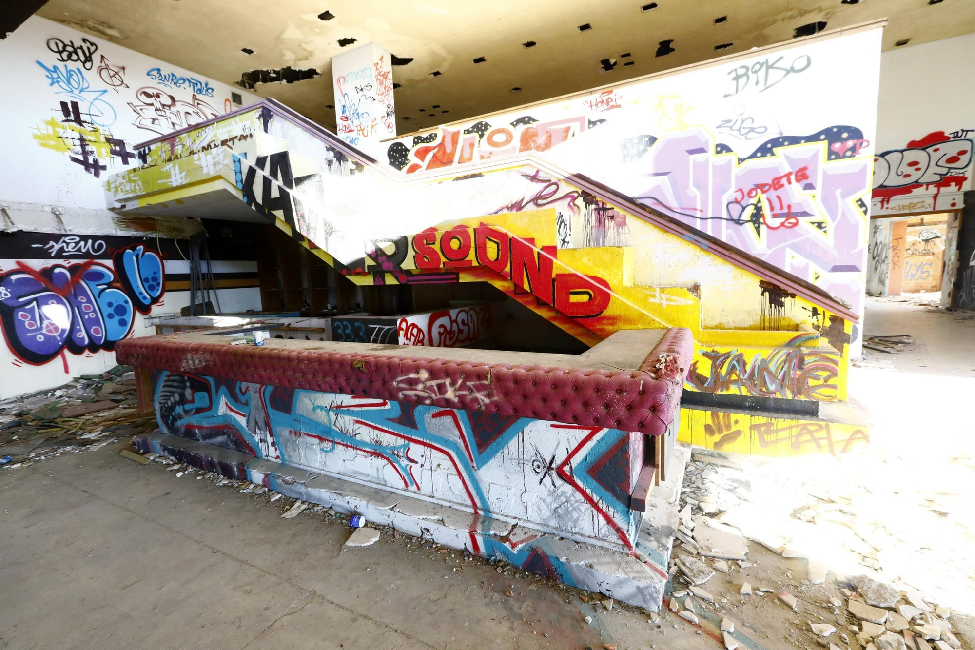 Así se encuentra el abandonado casino Montesblancos, en Alfajarín