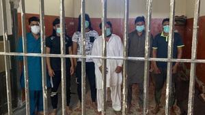 ISLAMABAD, 25/05/2022.- Dos familiares acusados del feminicidio de dos hermanas paquistaníes que residían en España, en la imagen en el cuartel de Policía de Guliana, confesaron que las mataron por honor, después de que las jóvenes solicitaran el divorcio a sus primos durante una visita trampa a Pakistán. El tío materno, Muhammed Hanif, y el hermano de éstas, Shehryar Abbas, estrangularon y mataron el pasado viernes a las hermanas de 20 y 24 años, Aneesa Abbas y Arooj Abbas, afirmaron este martes a Efe fuentes policiales encargadas de la investigación en Pakistán. Originarias de la aldea de Nathia cerca de la ciudad de Gujrat, en la provincia oriental paquistaní de Punjab, las jóvenes se habían casado hace más de un año con sus primos, y ahora su familia trataba de convencerlas de que les ayudasen para poder emigrar a España. EFE/Policía de Punjab/***SOLO USO EDITORIAL/SOLO DISPONIBLE PARA ILUSTRAR LA NOTICIA QUE ACOMPAÑA (CRÉDITO OBLIGATORIO) *** TERRASSA