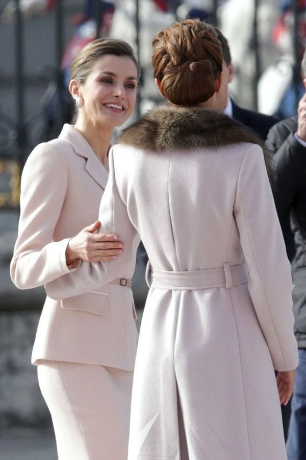 Detalle del recogido de Juliana Awada junto a Letizia Ortiz