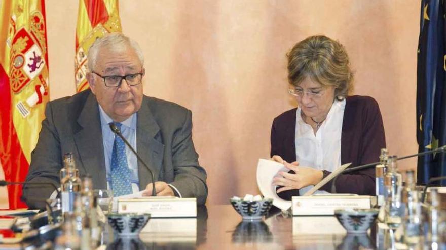 La ministra de Agricultura, Isabel García Tejerina, ayer, con el presidente de las Cortes de Aragón, José Ángel Biel.