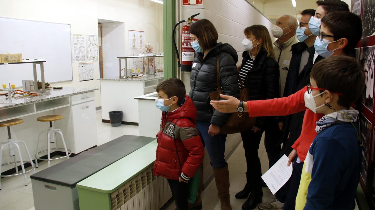 Una família durant la visita a l&#039;Escolania de Montserrat