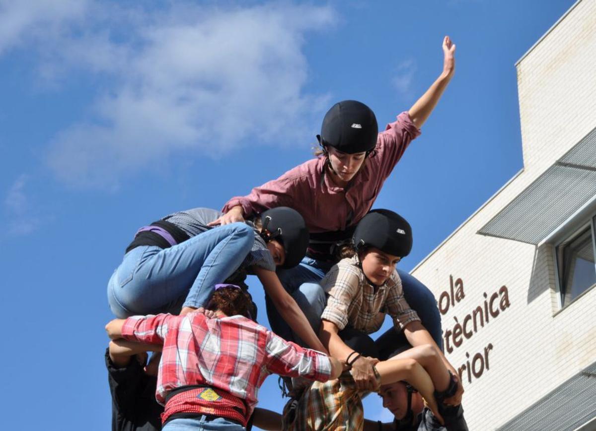 5 Els Xoriguers assajant al costat de l’Escola Politèncica Superior de la UdG, situada a Montilivi. F |  COLLA CASTELLERA XORIGUERS