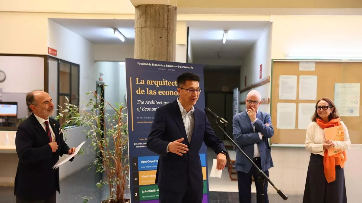 Cómo funciona una economía por dentro: Económicas cierra los actos de su 50º aniversario con una exposición que muestra por primera vez parte del archivo histórico donado por la Asociación Internacional "Input-Output"