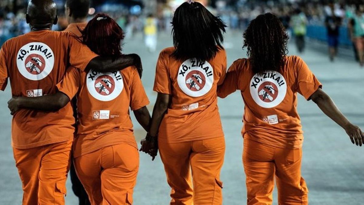 Trabajadores de limpieza lucen en la espalda &quot;fuera zika&quot; durante los carnavales de Río.