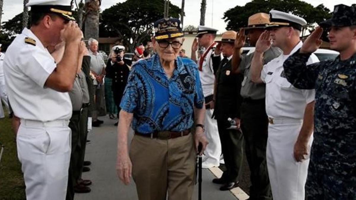 Bill Hughes, superviviente de Pearl Harbor que estaba a bordo del 'USS Utah' cuando fue atacado en 1941, llega a la ceremonia de homenaje a los marinos en el memorial de Ford Island, en Pearl Harbor (Hawái), este martes.