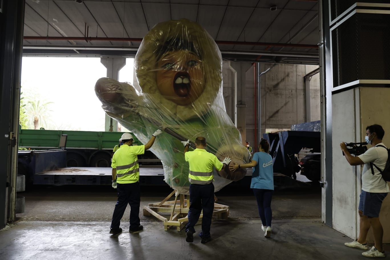 La primera falla sale de Feria València camino de la "plantà"