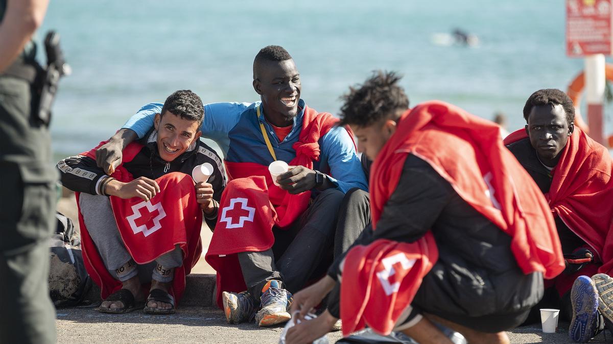 Un grupo de jóvenes en el puerto en Costa Teguise en Lanzarote en diciembre. Entre los ocupantes de la embargación, dos mujeres y diez menores.