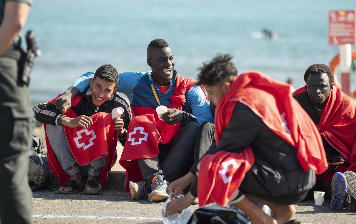 Un grupo de jóvenes en el puerto en Costa Teguise en Lanzarote en diciembre. Entre los ocupantes de la embargación, dos mujeres y diez menores.
