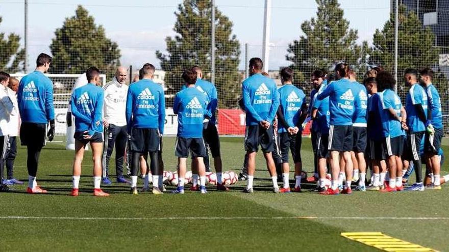 Zidane, de chandal blanco a la izquierda de la imagen, en la charla inicial antes de su primer entrenamiento con el Real Madrid tras su vuelta.