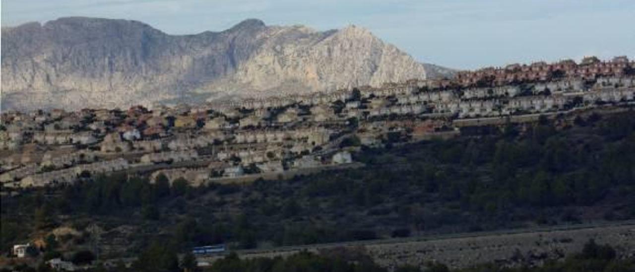 Gata acabará tras 14 años una urbanización de 700 casas con la mitad sin vender