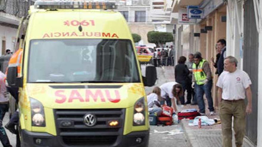 Un gran despliegue de efectivos sanitarios y policiales atiende a los heridos la mañana del 23 de febrero de 2011.
